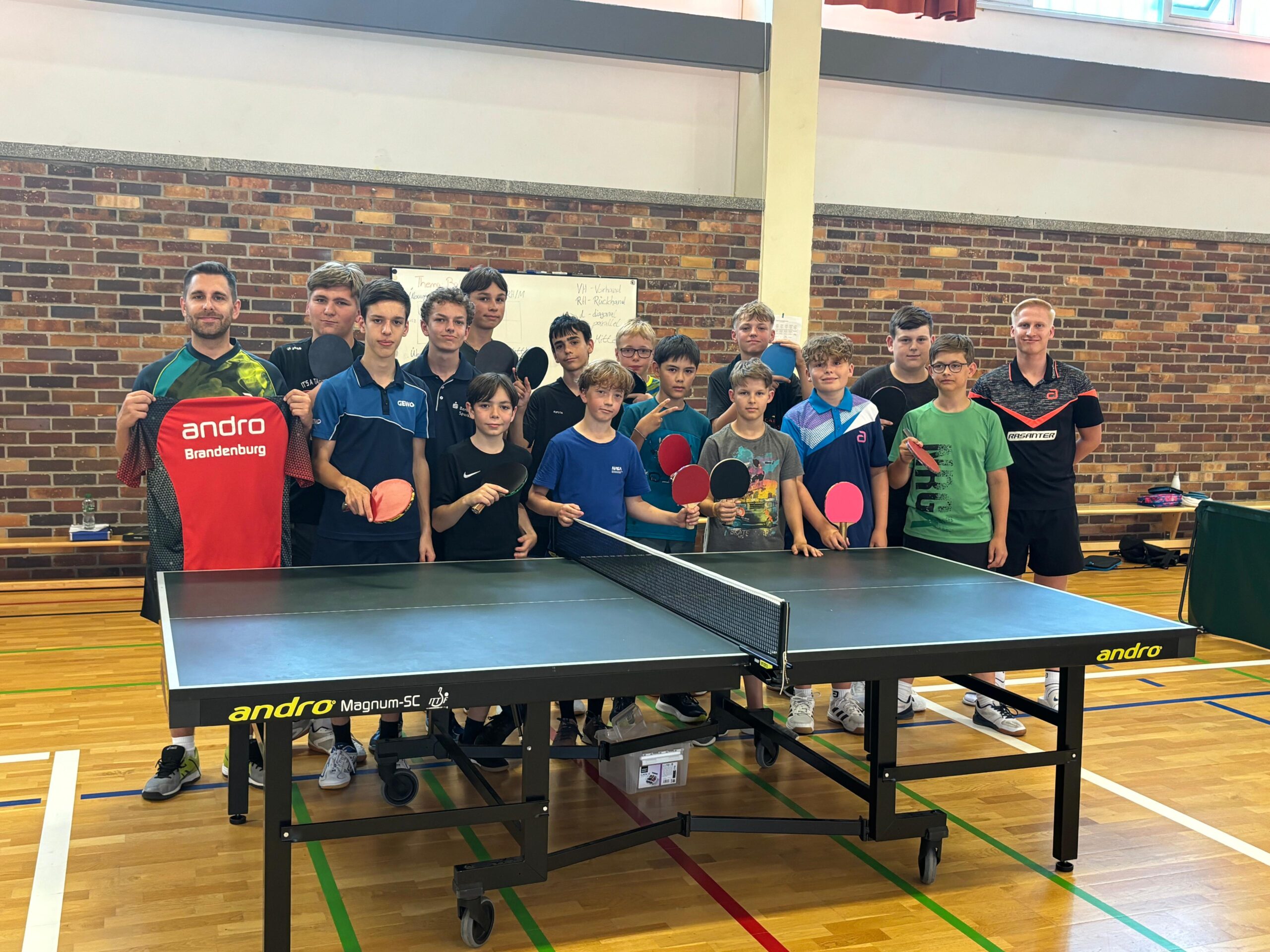 20 motivierte Jugendliche beim Tischtennis Sommercamp der ESAB in Lindow.